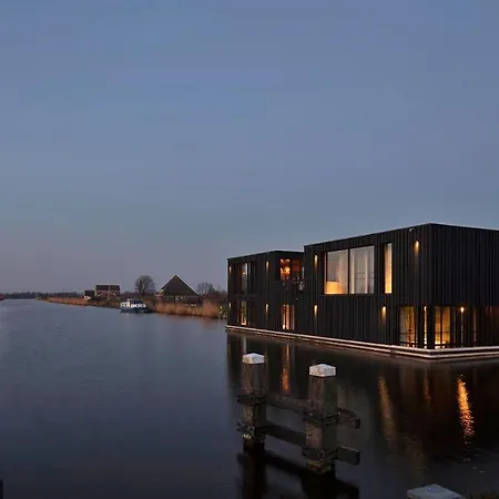 Houseboat / Watervilla Black Swan Villa