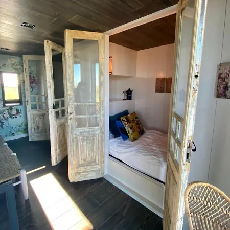 Houseboat / Watervilla Black Swan Villa