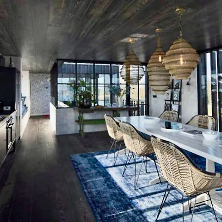 Houseboat / Watervilla Black Swan Villa