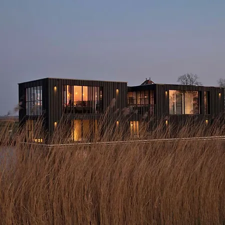 Houseboat / Watervilla Black Swan Oost-Knollendam
