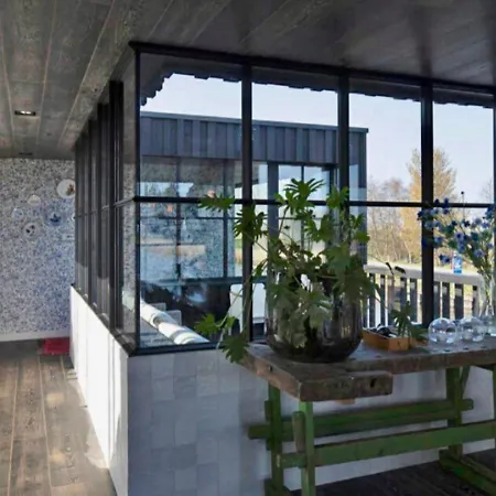 Houseboat / Watervilla Black Swan