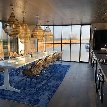 Houseboat / Watervilla Black Swan Villa
