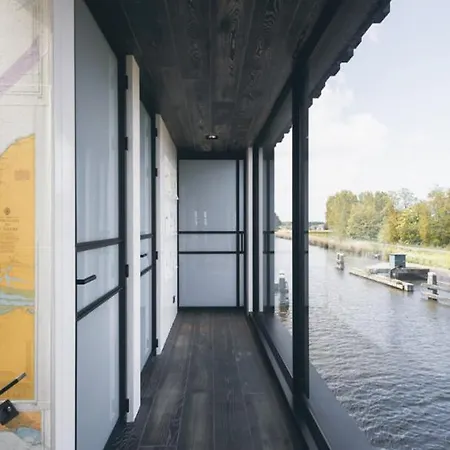 Villa Houseboat / Watervilla Black Swan