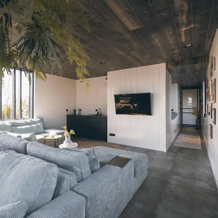 Villa Houseboat / Watervilla Black Swan *