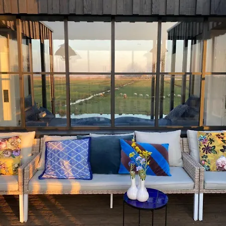 Houseboat / Watervilla Black Swan Villa Oost-Knollendam