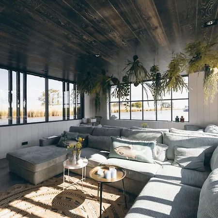 Houseboat / Watervilla Black Swan *