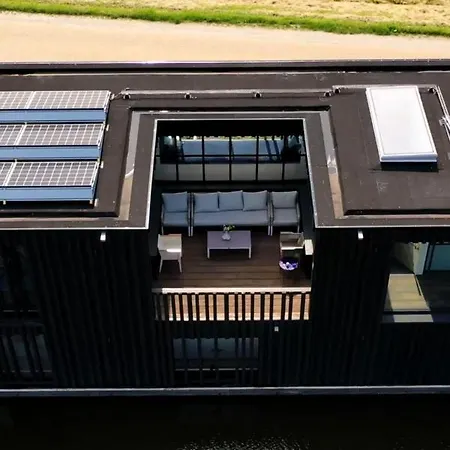Villa Houseboat / Watervilla Black Swan